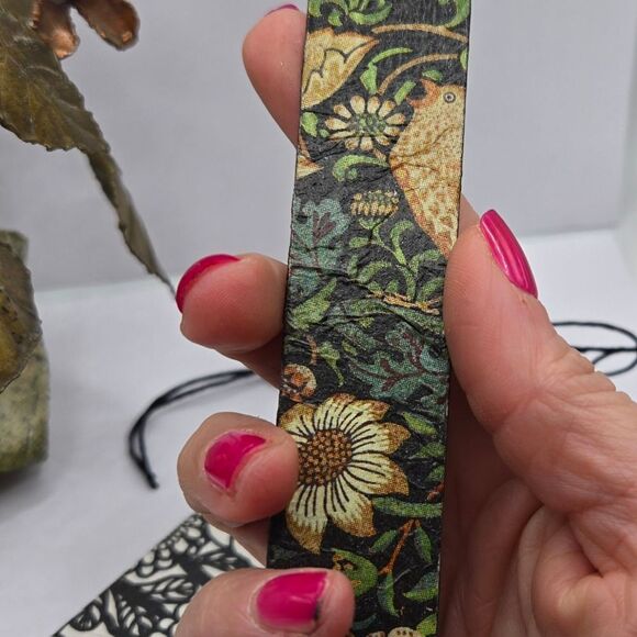 "5/$25" Set Of 2 Upcycled Wood Bookmarks, William Morris/Black & White Floral - Picture 3 of 8